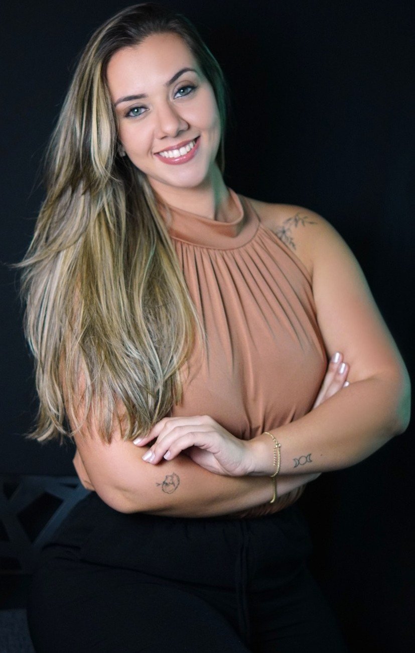 Larissa em ensaio profissional com gesto acolhedor